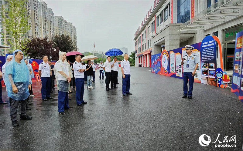 來自機關及企事業單位代表實地了解衡陽消防黨建工作亮點。人民網記者 劉賓攝