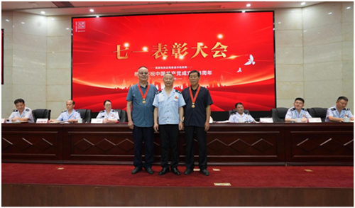 为2名老党员颁发“光荣在党50年”纪念章。（单位供图）
