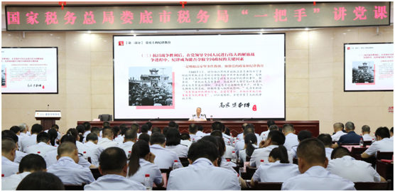 国家税务总局娄底市税务局党委书记、局长石洪波讲授党课。(单位供图)