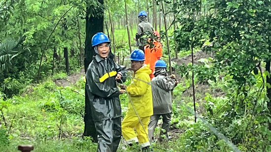 国网南县供电公司明山供电所组织工作人员冒雨开展防汛临时照明线路架设。李鑫摄