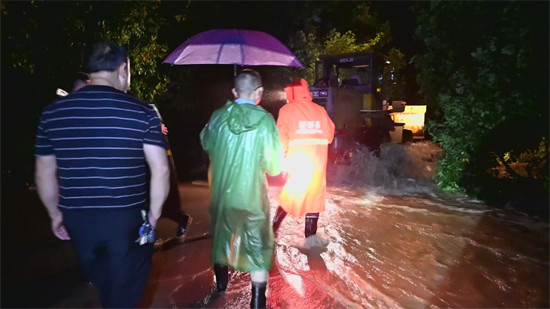 当地干部挨家挨户敲门，确保不漏一人不落一户。（刘丈国 供图）