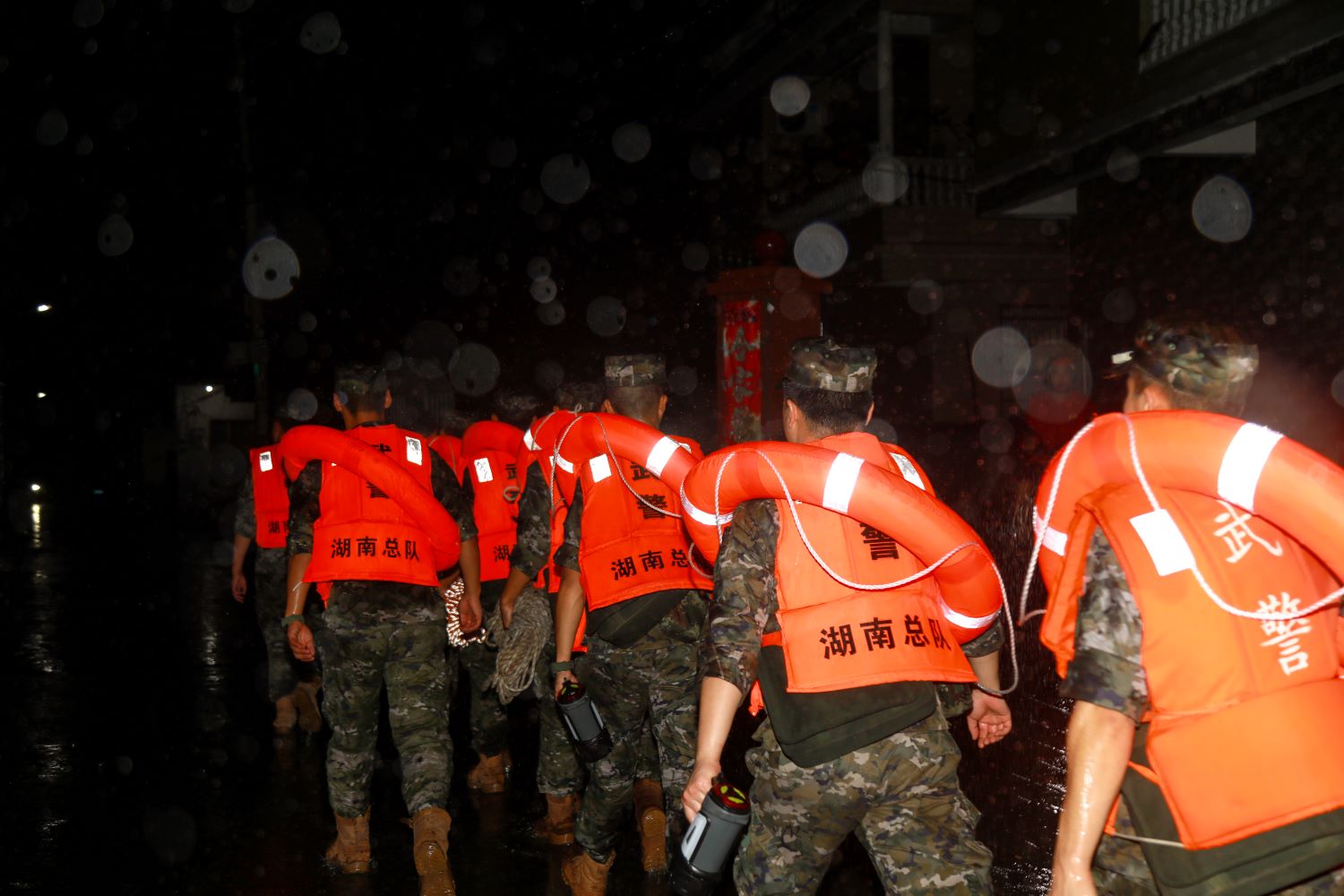 受強降雨影響，湘西洗江河流水位上漲，圖為湘西支隊官兵深夜挺進任務區域。單位供圖