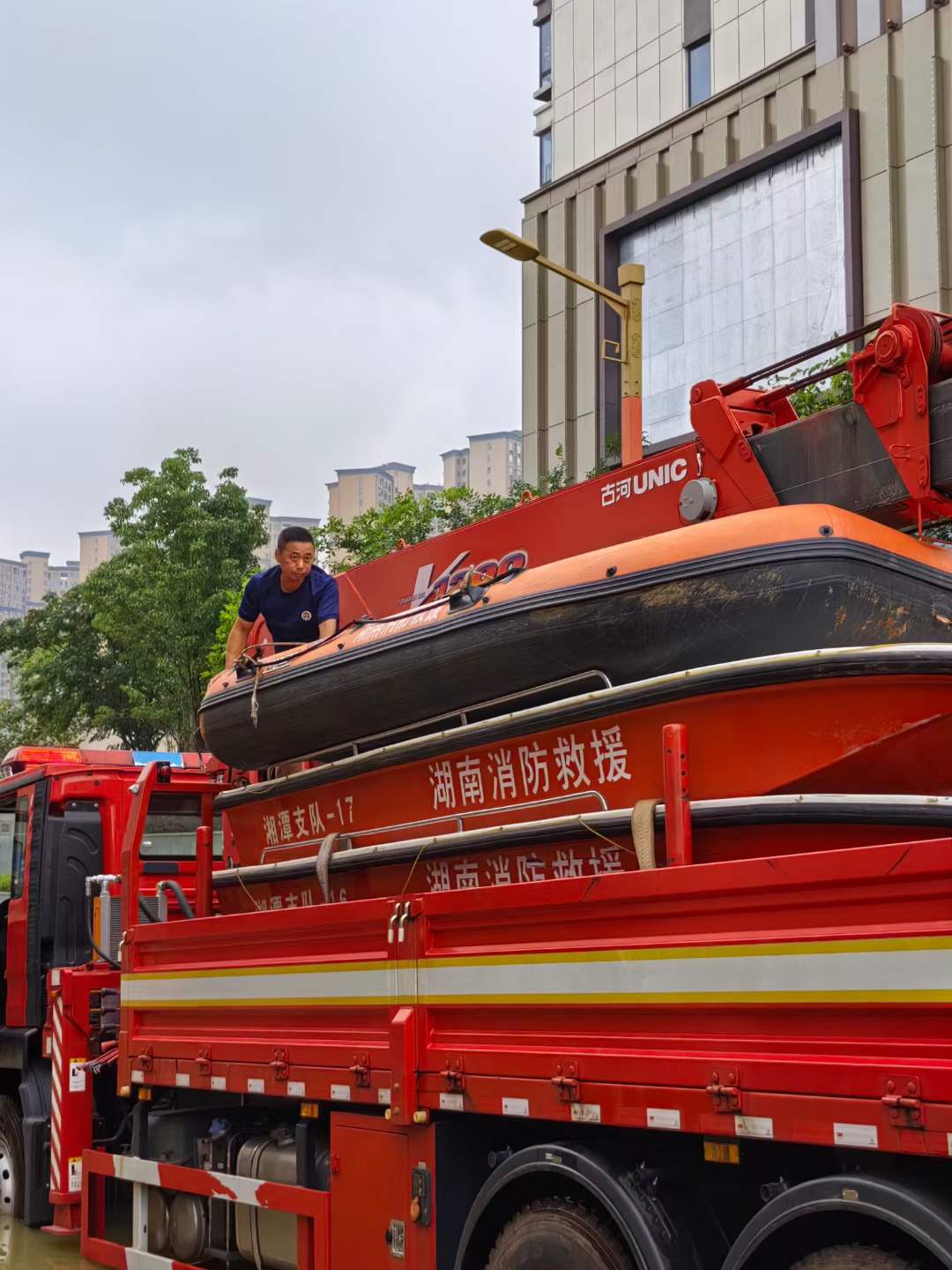 圖為湘潭消防救援車在現場參與排澇（單位供圖）