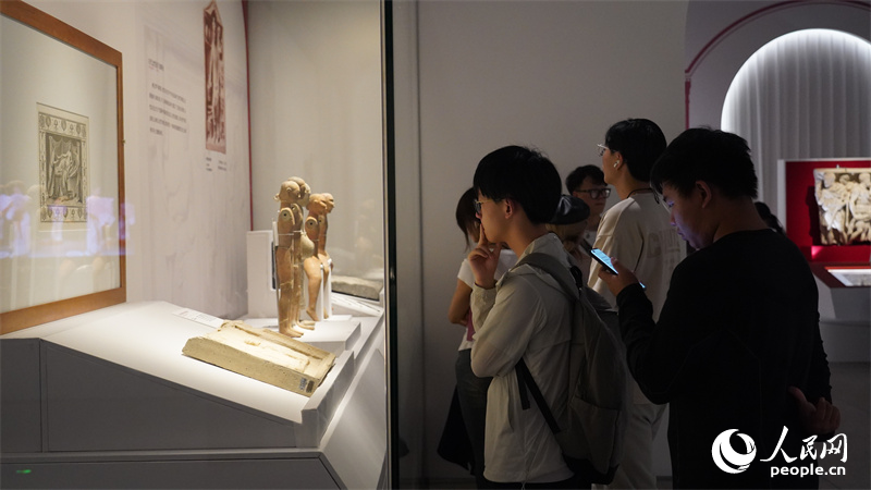 “彼美人兮——两汉罗马时期女性文物展”吸引游客驻足。人民网记者 吴茜薇摄