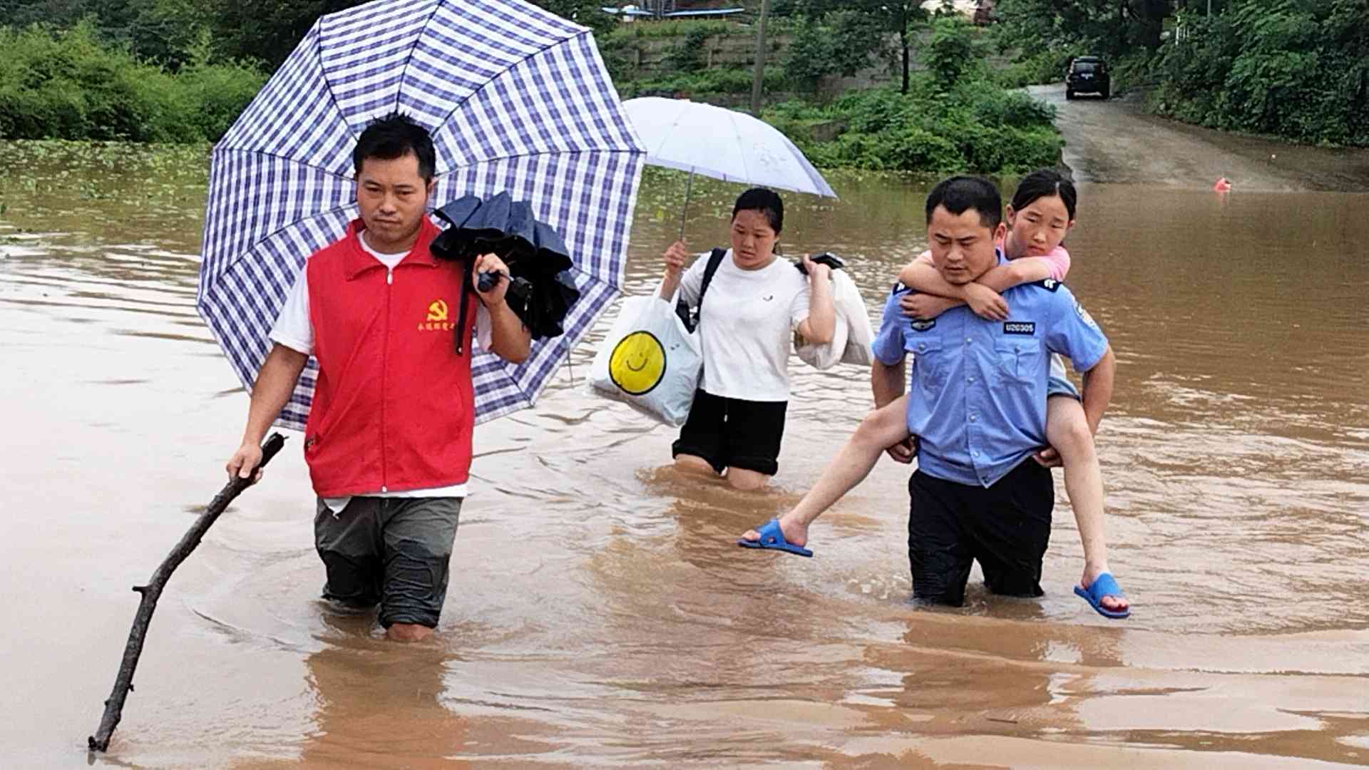 浦市派出所驻银井冲村辅警转移被困群众（单位供图）