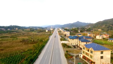 道路整潔，農家小院錯落有致。梁潔攝