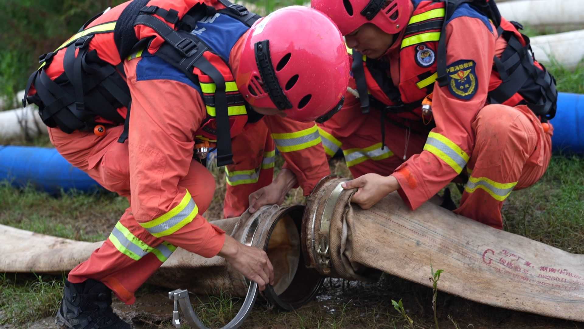 消防救援人員正在延長轉接排澇泵（單位供圖）