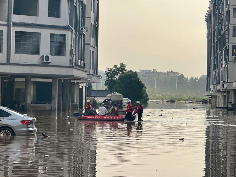 7月2日，皮划艇在平江县内涝地区进行救援。杨迅摄