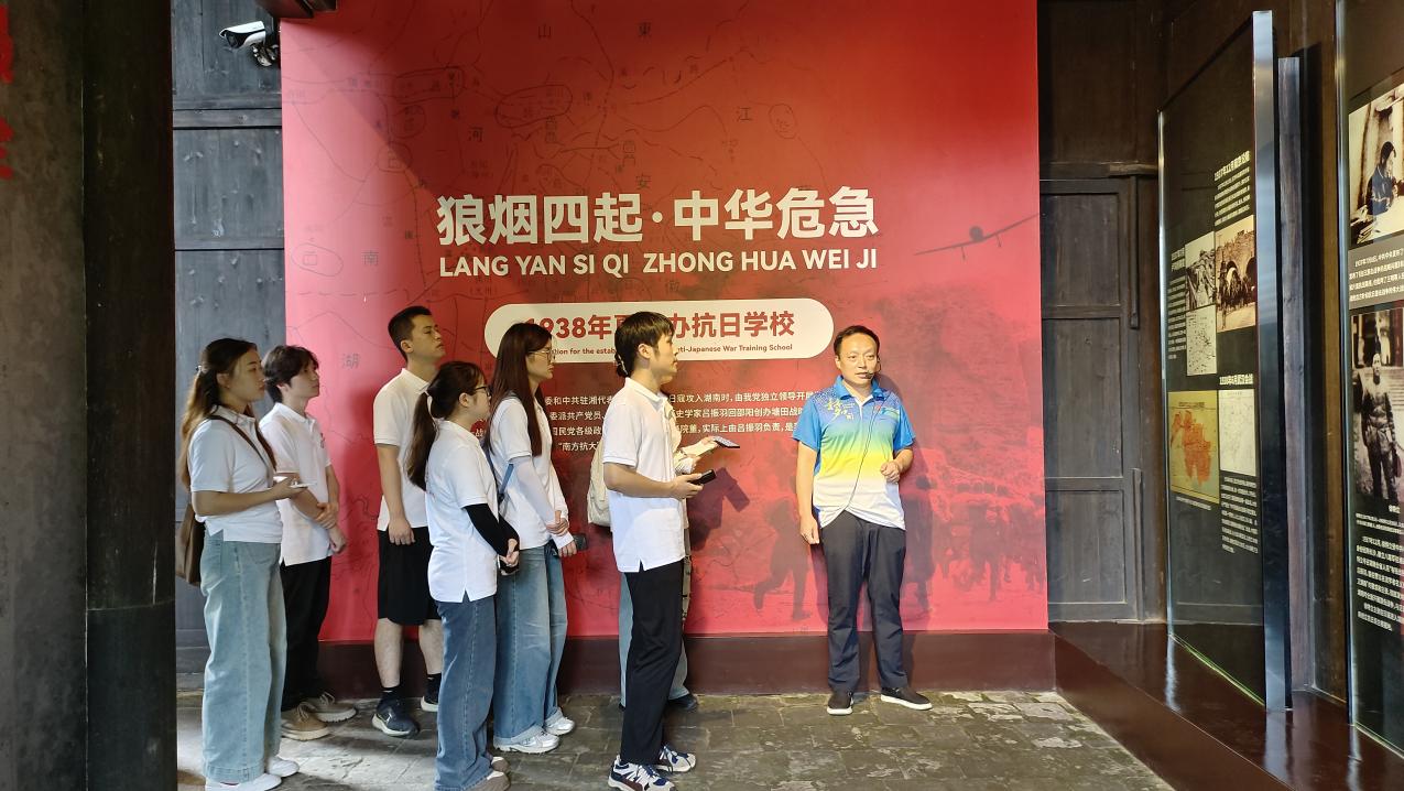 团队成员听取红色历史讲解。单位供图