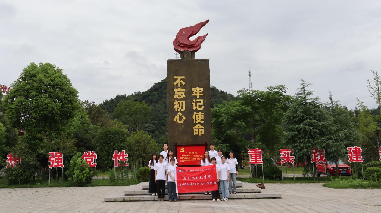 团队成员在对河村文化广场前的合影。单位供图