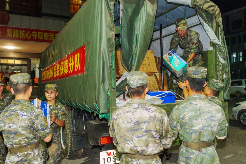 分发保障物资中。单位供图