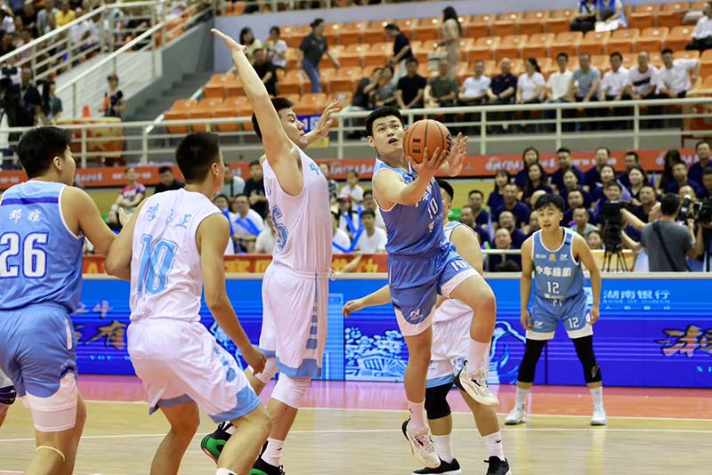 比賽現場選手們進行激烈比拼。羅青攝