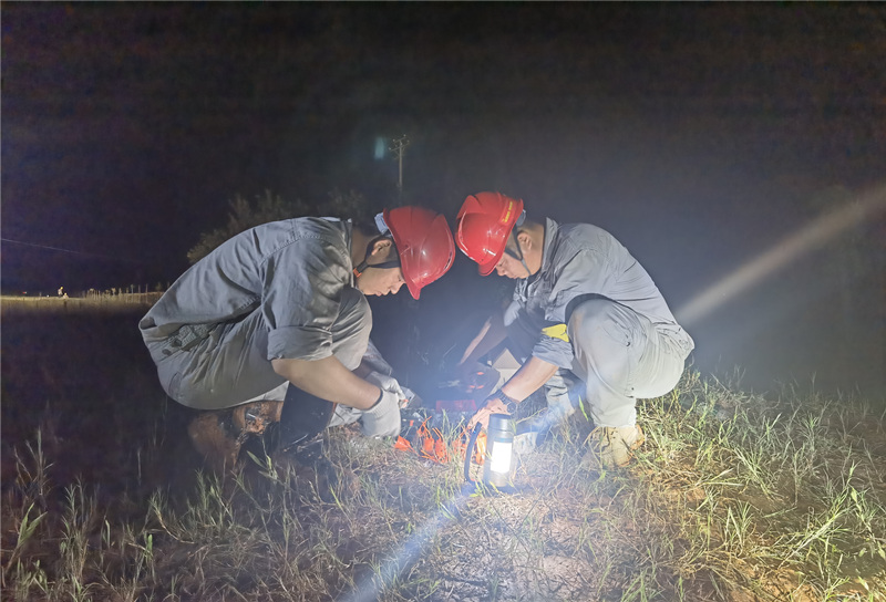 電力員工在進行線路安裝。楊小麗攝