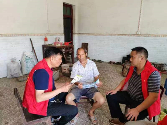绥宁县红岩镇石家村法律服务站志愿者进行法治宣传。受访单位供图