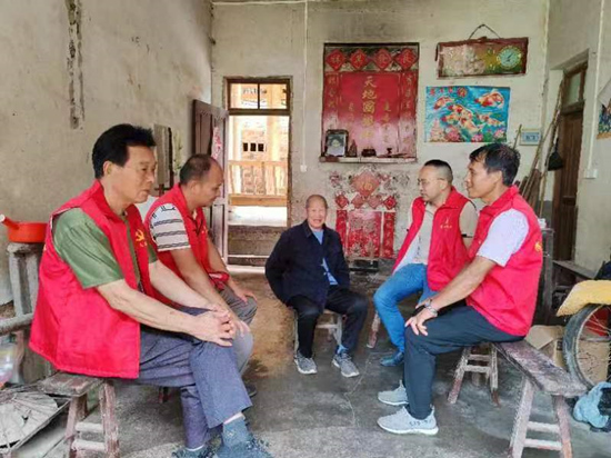 绥宁县李熙桥镇石阶田村志愿法律服务站的志愿者在石阶田村为村民解答法律咨询。受访单位供图