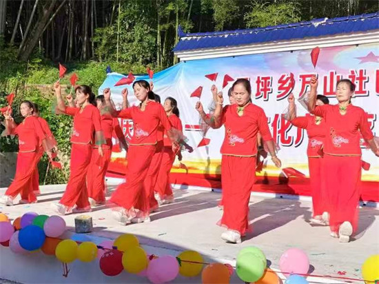 武冈市马坪乡万山社区开展庆“七一”文艺汇演活动。企业供图