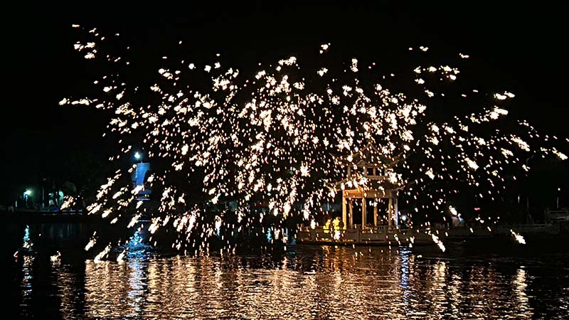 鐵花漫天，點亮夜空。周瑩攝