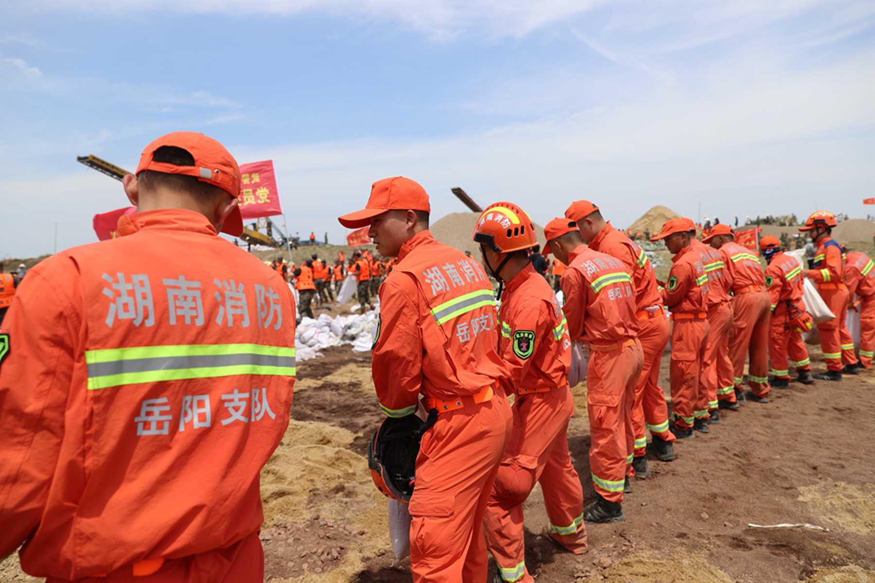 7月8日，华容县钱团间堤堤坝发生管涌险情，岳阳支队出动40余人与各方抢险救援力量全力处置，在现场专家的协助下成功封堵3处管涌。罗宁摄