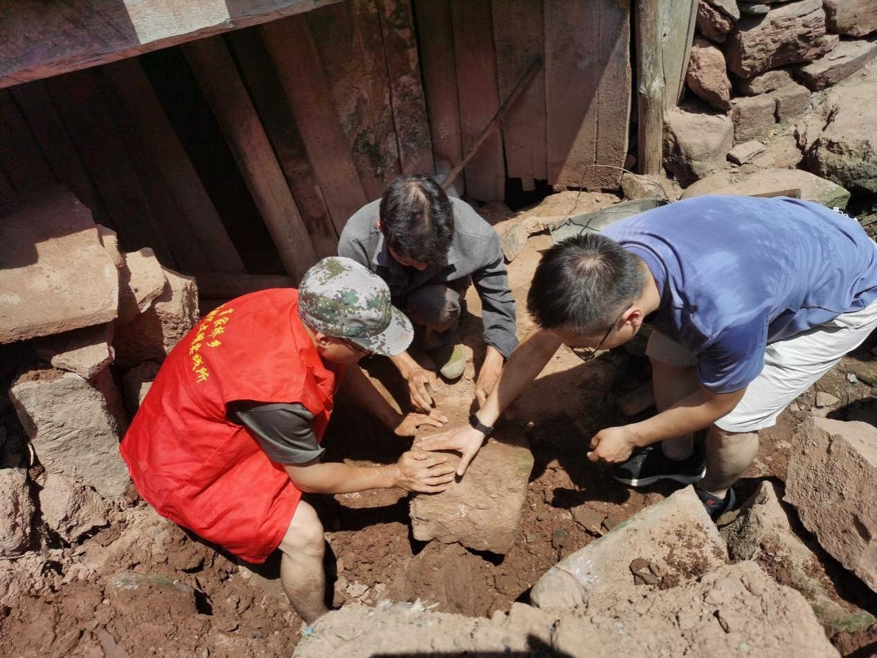 7月10日，沅陵县税务局工作人员帮助肖家桥乡甘溪组房屋塌方户进行整治清扫。单位供图