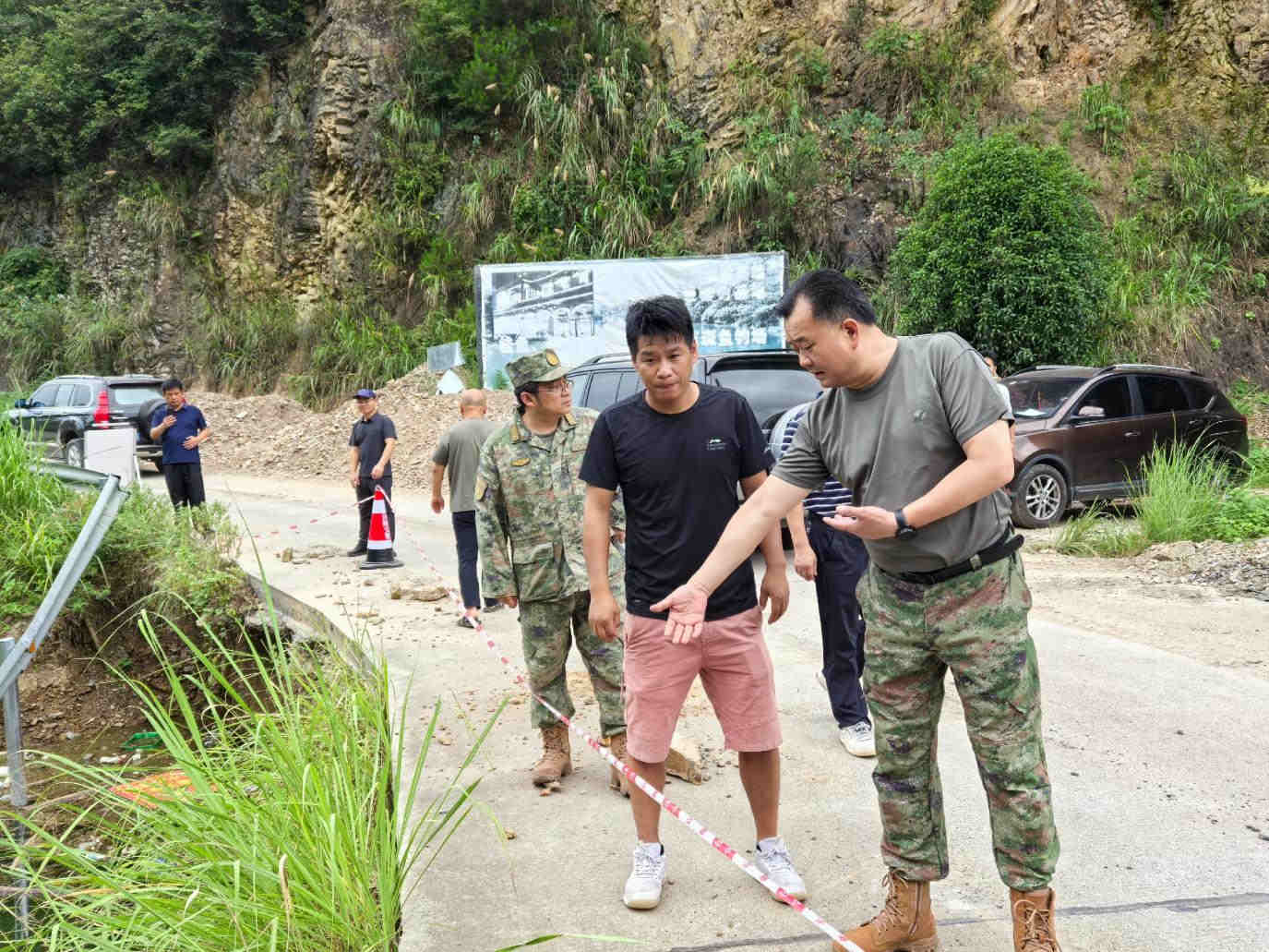 7月9日，沅陵县委书记刘向阳在陈家滩乡现场指导灾后自救工作。单位供图