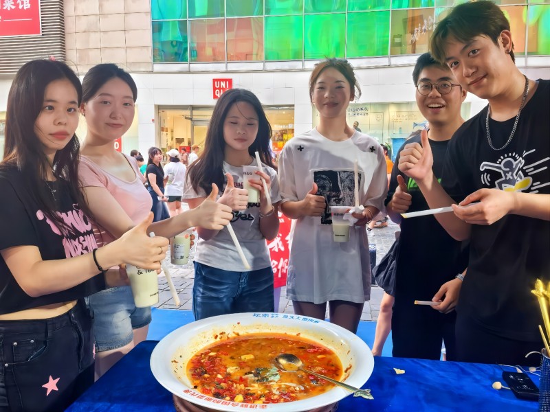 现场试吃游客点赞剁椒鱼头。单位供图