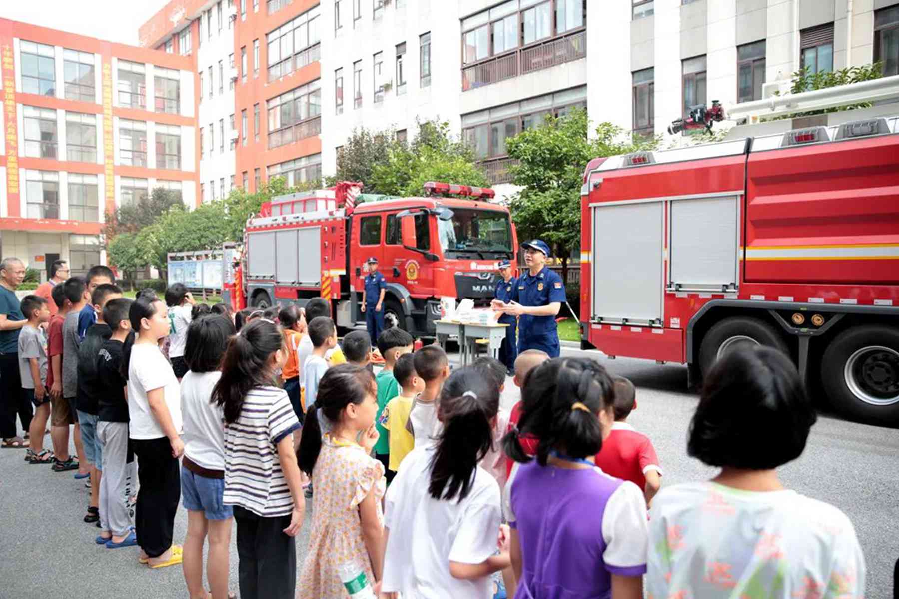 消防車開進安置點。李治國攝