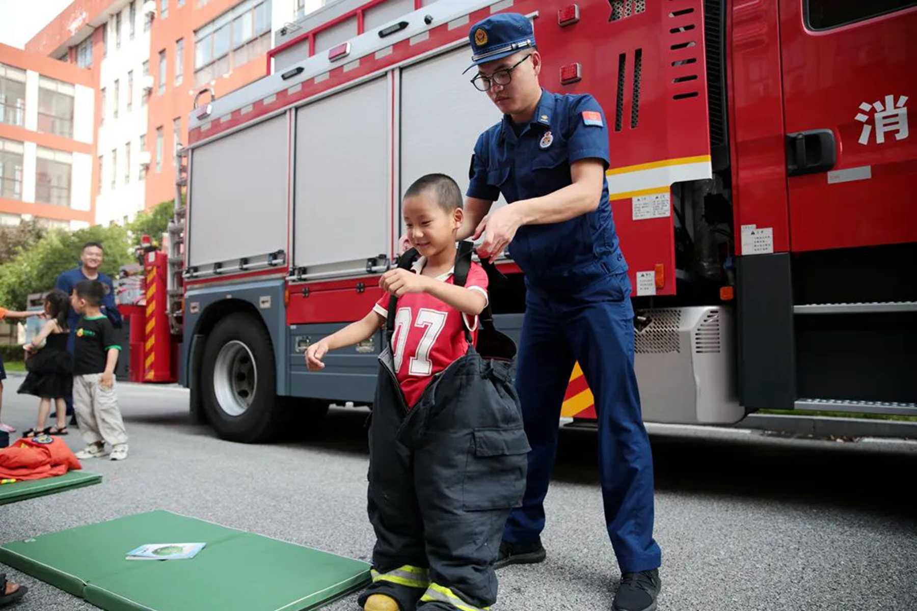 小朋友体验成为“小小消防员”。李治国摄