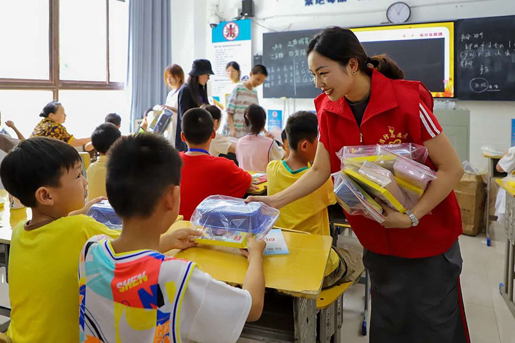 省中小学安全教育教学竞赛获奖老师为小朋友讲解防火三清三关等知识（谢佳伶摄）