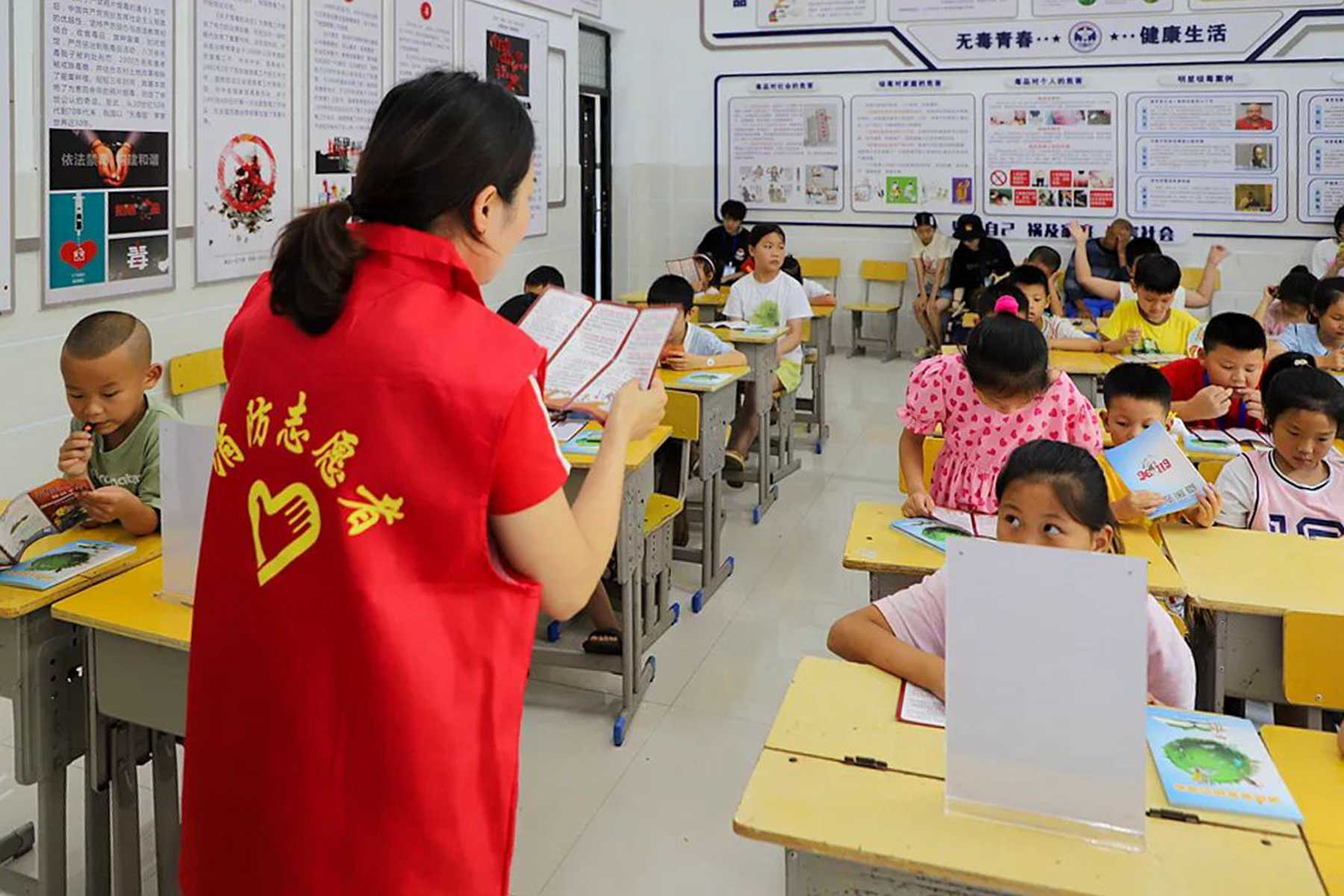 省中小学安全教育教学竞赛获奖老师为小朋友讲解防火三清三关等知识（谢佳伶摄）