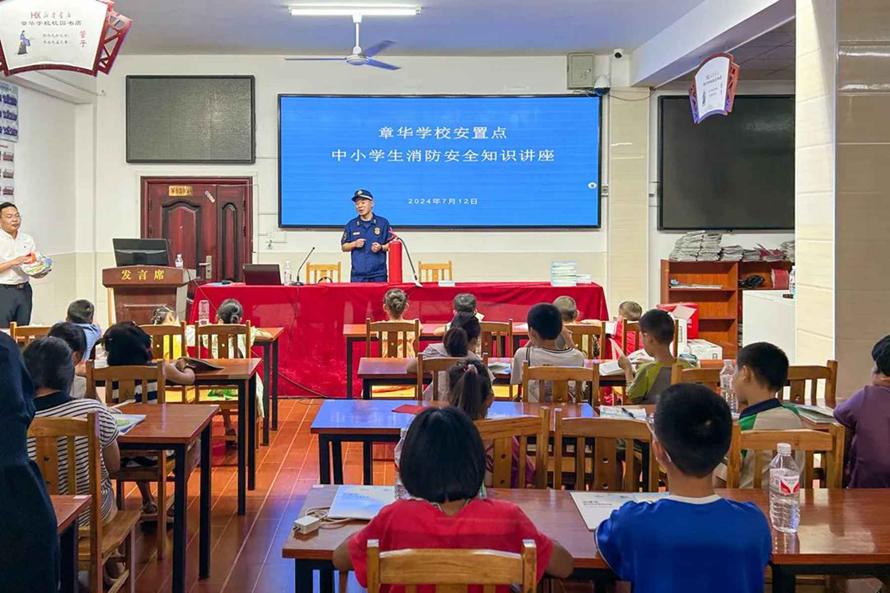 消费监督员在教室为同学们上消防课（谢佳伶摄）