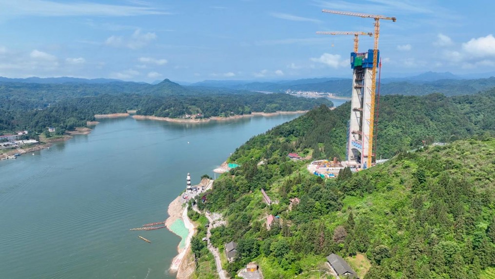 龙舟牵引！湖南沅陵洞庭溪沅水特大桥实现跨江“牵手”