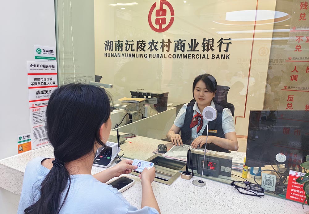 为群众办理社保卡。单位供图