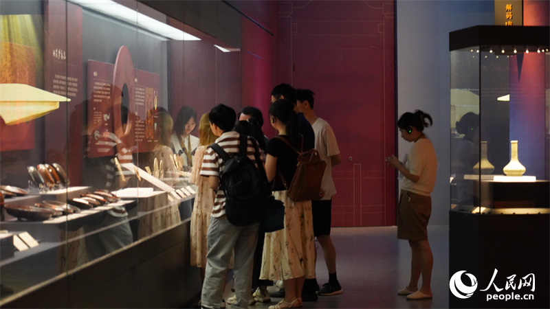 馆内展品引观众好奇。人民网记者 吴茜薇摄