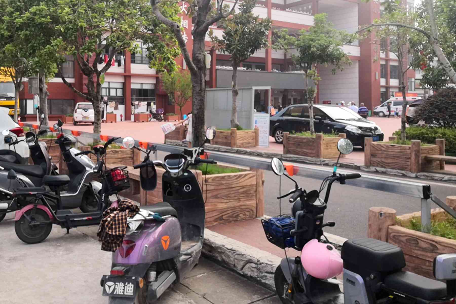 在安置点安装电动自行车集中充电桩（李聪 摄）