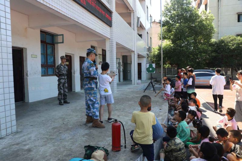 孩子們在體驗武器模型實操（單位供圖）