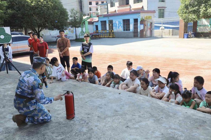 退伍軍人在給孩子們科普防火知識（單位供圖）