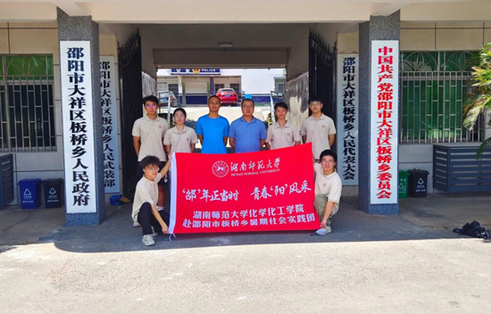 團隊成員與工作人員合影。受訪單位供圖