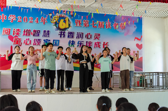 同学们与实践团成员合作表演。受访单位供图
