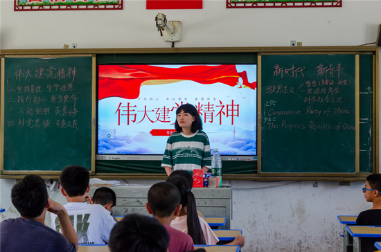 实践团成员讲述伟大建党精神。受访单位供图