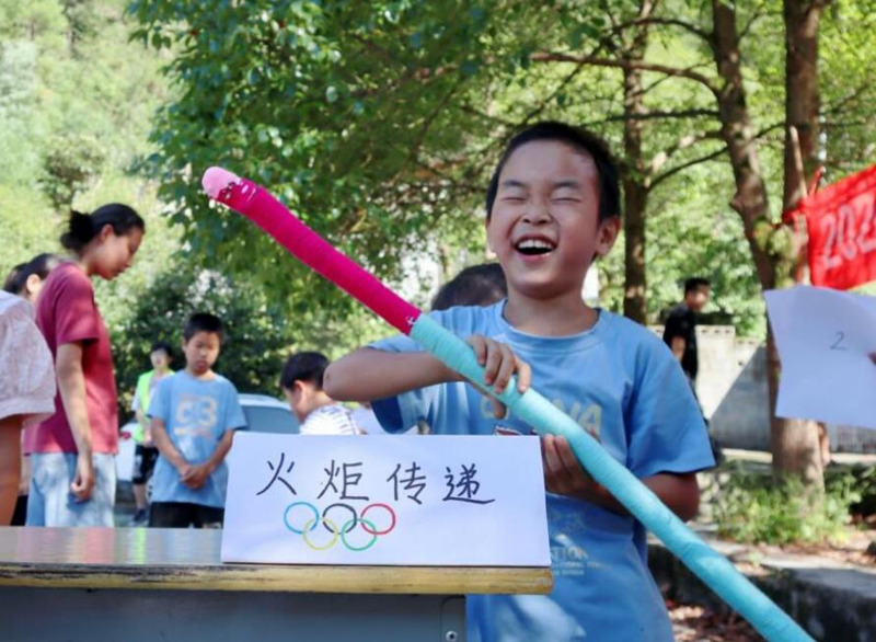 科乐村的小朋友在“火炬传递”项目中到达终点。毛婕摄