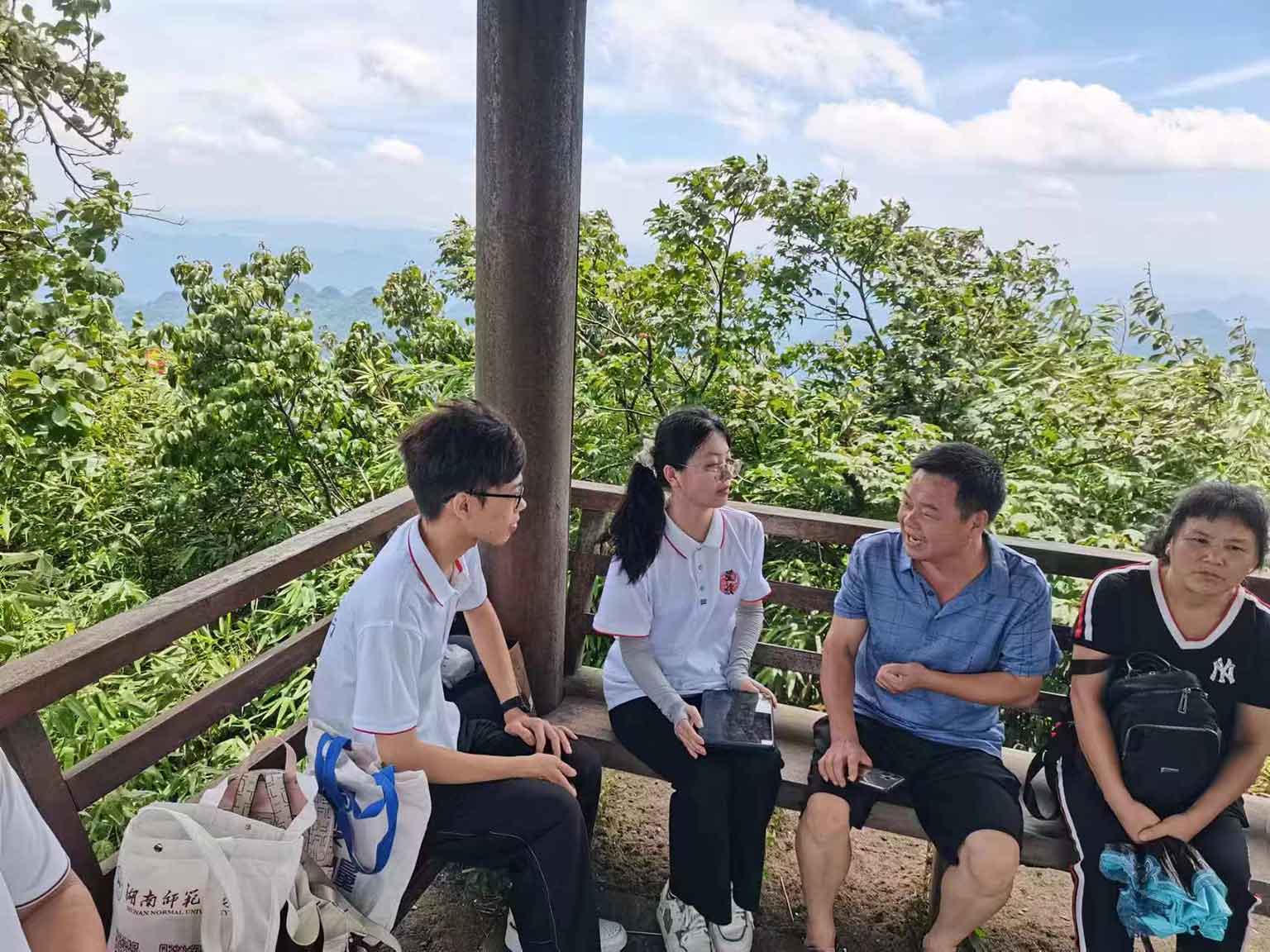 党支部师生与游客交流。学校供图