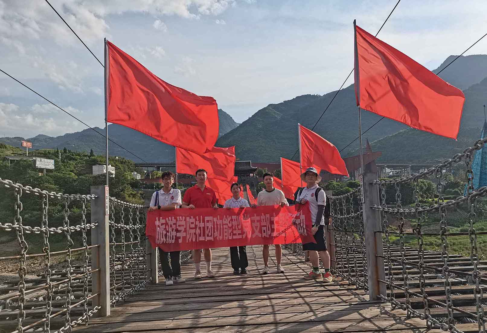 党支部师生合影。学校供图