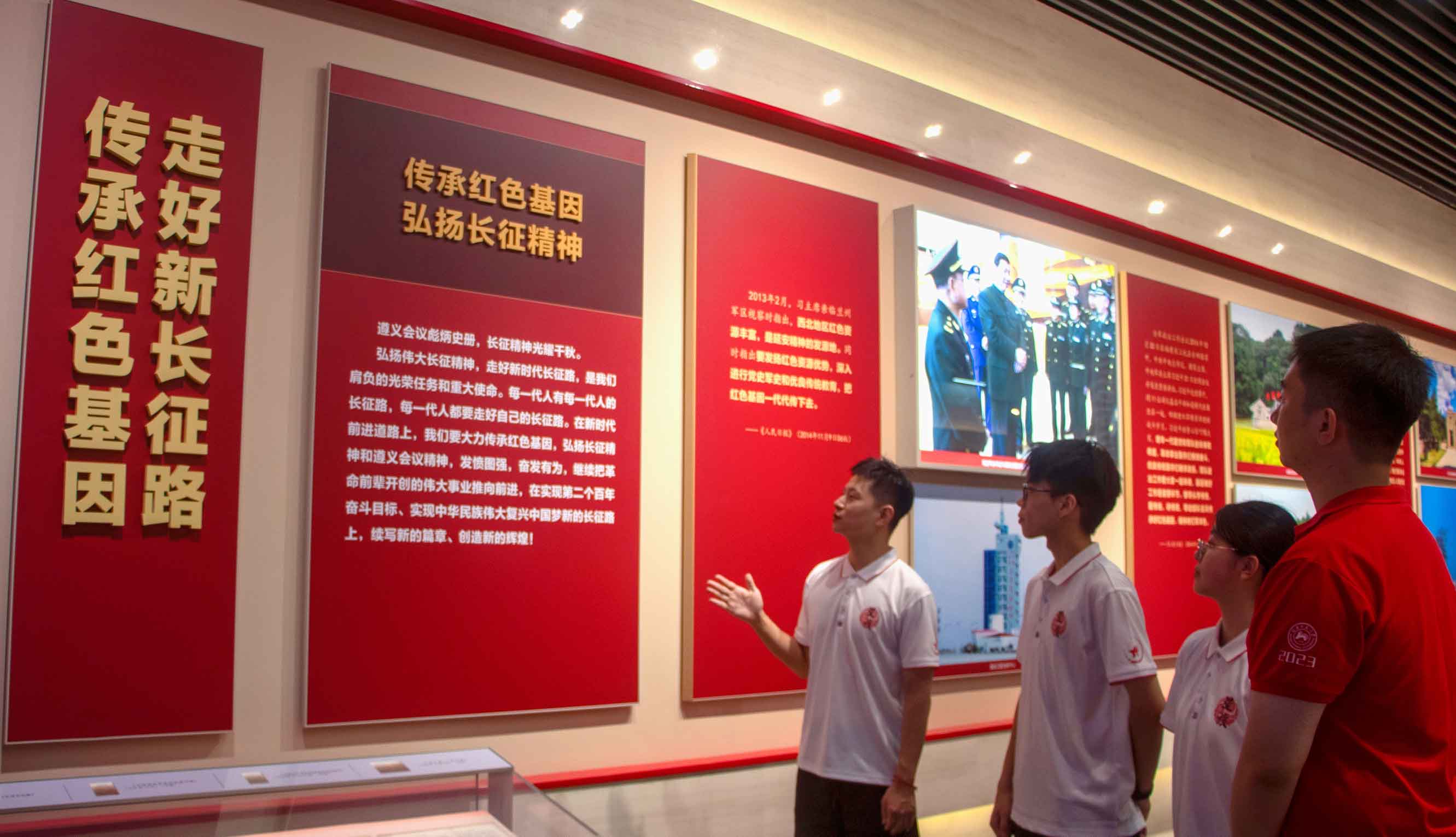 党支部师生正在参观。学校供图