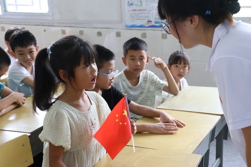 志愿者耐心与小朋友对话。单位供图