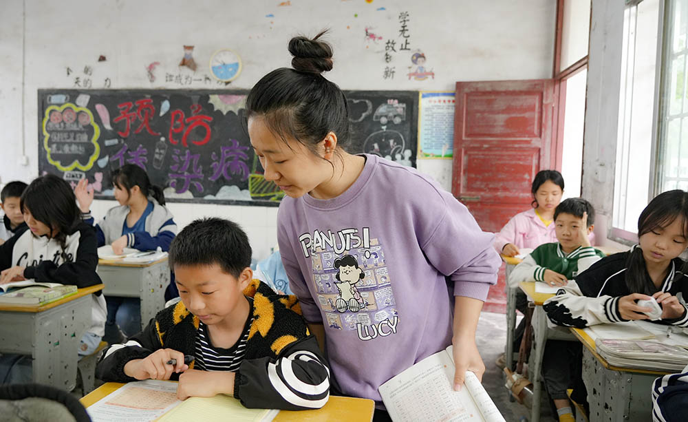 肖家桥九校的老师在辅导孩子。单位供图