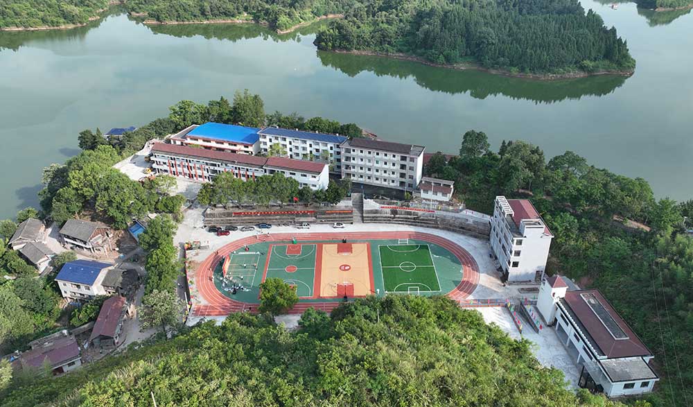 位于沅水畔的沅陵县肖家桥九校。单位供图
