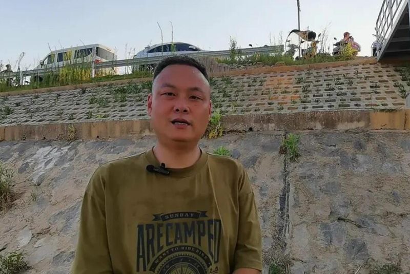 国家应急救援员詹江介绍当时的情况。受访单位供图