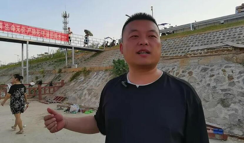 刘晨第一个跳入水中救人。受访单位供图