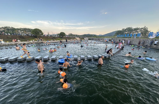 孩子们在“水上乐园”戏水。周文摄