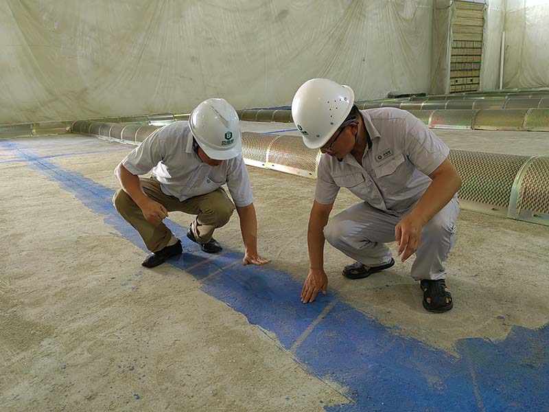 株洲直属库工作人员检查备用仓房地面平整度修补情况，为收购下一仓新粮作准备。何彪摄